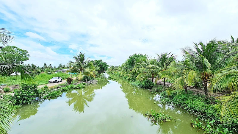 Tuyến bờ bắc kênh Lung Tràm (nền đất đen) được chấp thuận chủ trương đầu tư của tỉnh Cà Mau nhưng chưa được cứng hóa mặt đường.