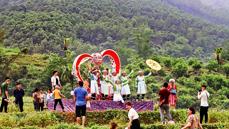 Hằng năm, huyện Đồng Hỷ tổ chức Ngày hội Văn hóa-Thể thao đồng bào dân tộc H’Mông ở Bản Tèn, xã Văn Lăng để thu hút du khách.