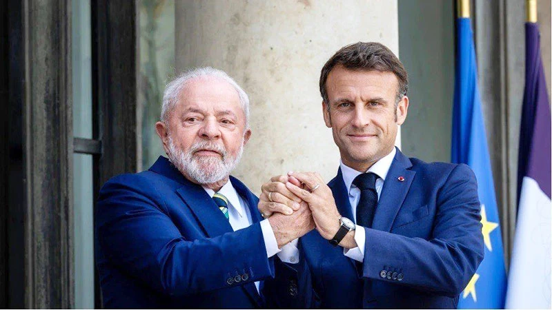 Tổng thống Pháp Emmanuel Macron đón tiếp Tổng thống Brazil Lula da Silva tại thủ đô Paris. (Ảnh: EFE)