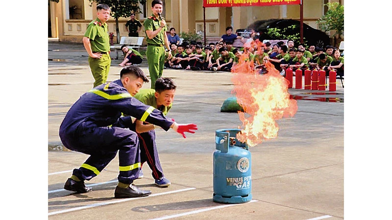 Học viên Học kỳ quân đội tại Bắc Ninh thực hành kỹ năng chữa cháy. 