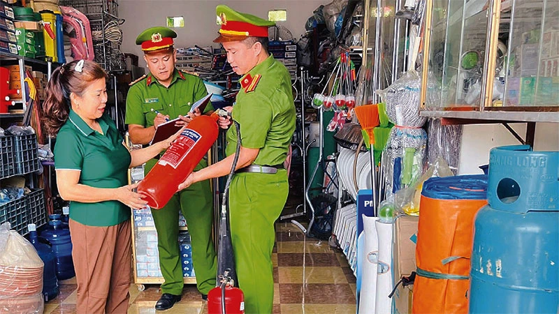 Công an xã Tân Hương, huyện Yên Bình (Yên Bái) hướng dẫn người dân sử dụng thiết bị phòng cháy, chữa cháy.