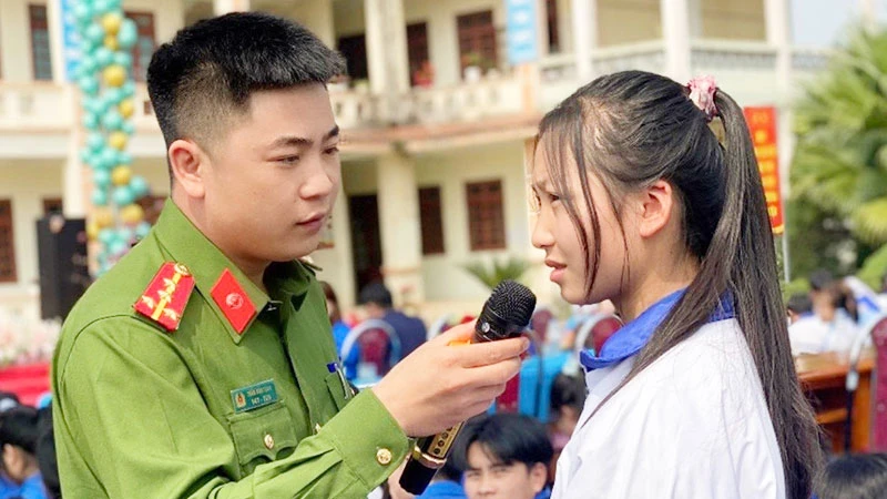 Công an tỉnh Lai Châu tuyên truyền các biện pháp phòng chống tội phạm mua bán người trong học sinh, sinh viên. (Ảnh: HOÀNG PHONG)