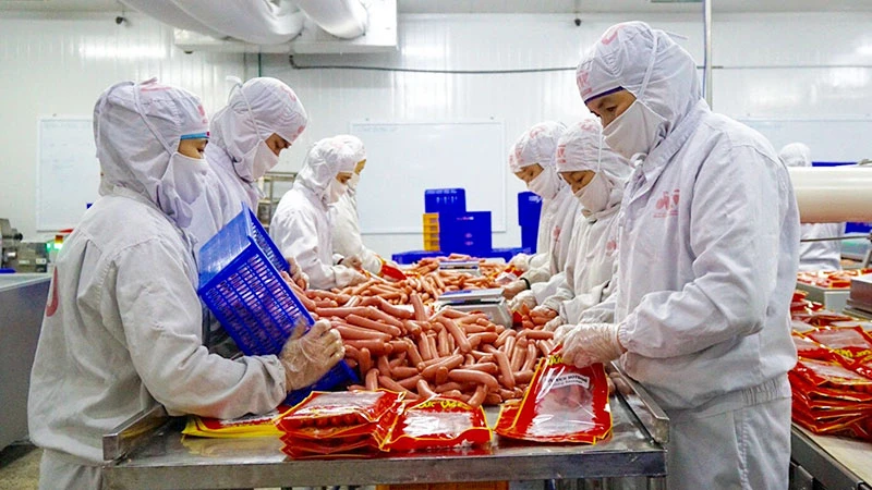 Chế biến xúc-xích tại Công ty cổ phần DAESANG Đức Việt, tỉnh Hưng Yên. (Ảnh: ĐĂNG DUY)