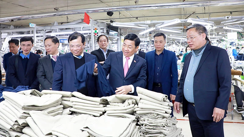 Bí thư Tỉnh ủy Dương Văn Thái (thứ ba từ phải sang) cùng đoàn công tác thăm dây chuyền sản xuất của Công ty CP May xuất khẩu Hà Phong. (Ảnh: DƯƠNG THỦY)