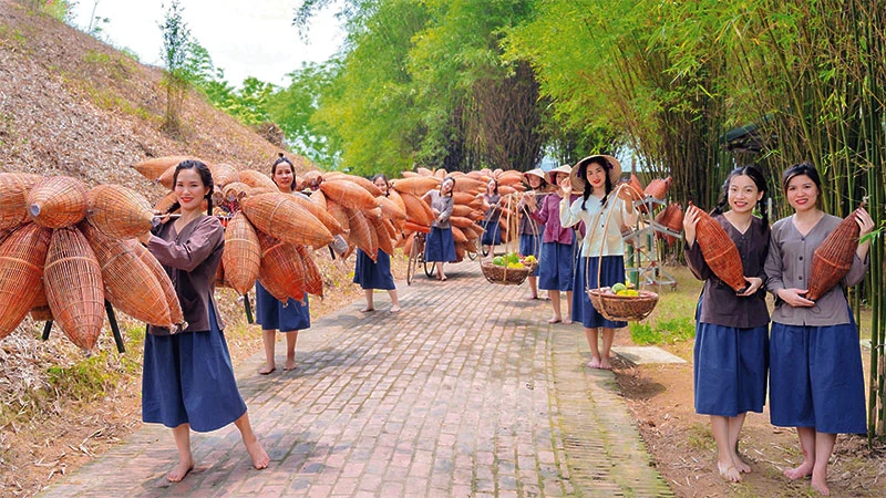 Khách du lịch trải nghiệm làm nông dân tại Khu du lịch Tuần Châu-Quốc Oai (huyện Quốc Oai).