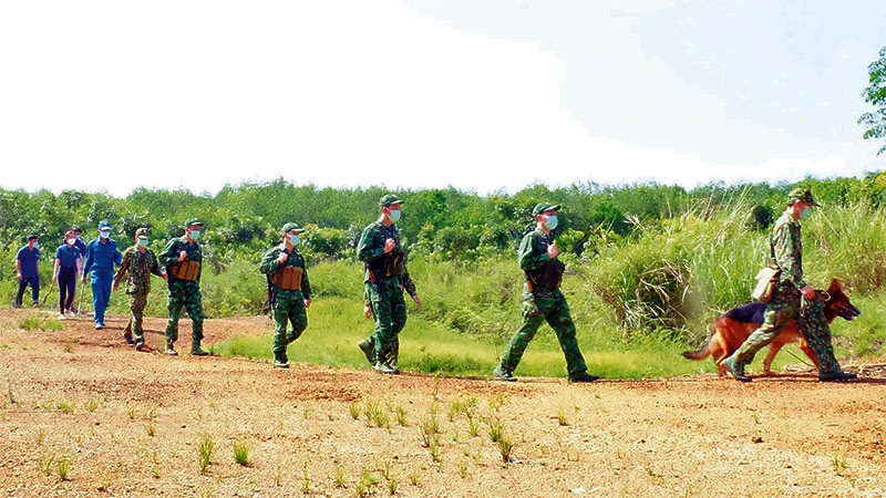 Cán bộ, chiến sĩ Đồn Biên phòng Cửa khẩu Hoàng Diệu (huyện Bù Đốp) phối hợp với Đoàn Thanh niên tuần tra bảo vệ biên giới.