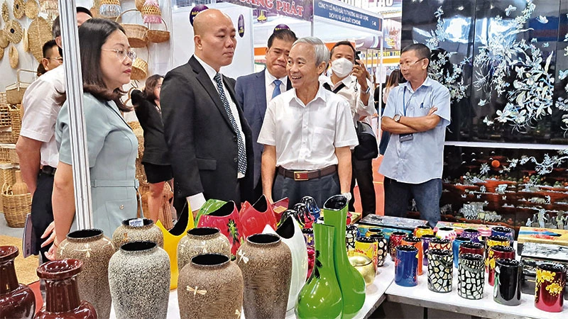 Sản phẩm thủ công mỹ nghệ sản xuất tại Bình Dương trưng bày tại Hội nghị kết nối cung-cầu hàng hóa và Hội chợ Công thương vùng Đông Nam Bộ-Bình Dương năm 2023.