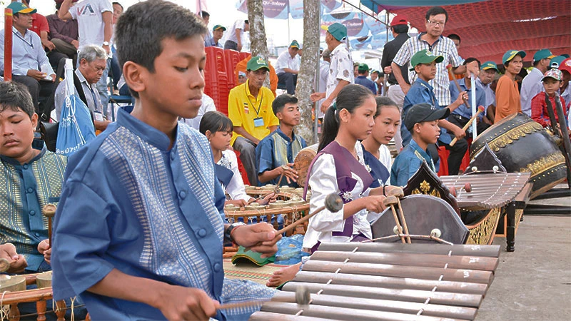 Đồng bào dân tộc Khmer sử dụng nhạc cụ truyền thống tại Ngày hội Văn hóa, Thể thao, Du lịch dân tộc Khmer của tỉnh Kiên Giang. 
