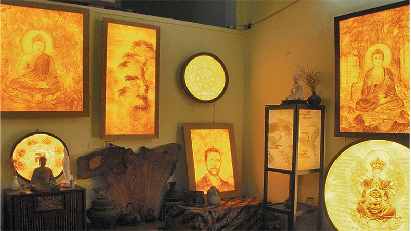 Một số tác phẩm tranh giấy dừa tại xưởng của họa sĩ Lê Thanh Hà.