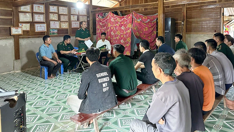 Cán bộ, chiến sĩ Đồn Biên phòng cùng cán bộ xã Nậm Kè vận động người dân bản Huổi Khon 2 hưởng ứng phong trào thi đua “Không cho đất nghỉ” do Huyện ủy Mường Nhé phát động.
