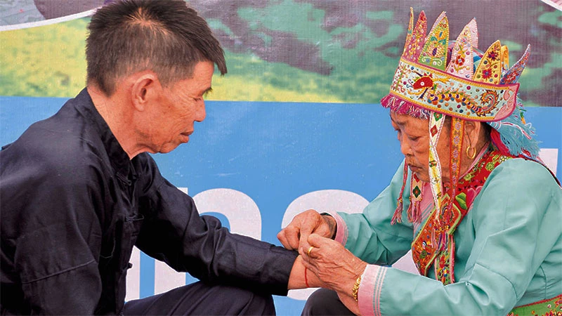 Tục lệ buộc chỉ cổ tay là nghi thức tâm linh rất đặc biệt trong lễ hội “Háu Đoong”, với ý nghĩa may mắn, thuận lợi đối với người được buộc chỉ.