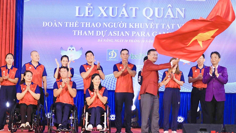 Lãnh đạo và đại diện các đội tuyển Đoàn thể thao người khuyết tật Việt Nam nhận cờ tại lễ xuất quân dự ASIAN Para Games 4. (Ảnh: Đức Hoàng)