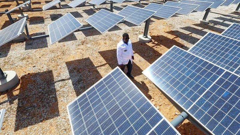 Tấm pin năng lượng mặt trời được lắp đặt nhiều ở Nam Phi. (Ảnh: REUTERS)