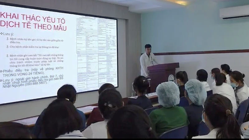 Bệnh viện Da liễu Thành phố Hồ Chí Minh tổ chức tập huấn quy trình xử lý ca bệnh nghi ngờ mắc đậu mùa khỉ cho các nhân viên y tế.