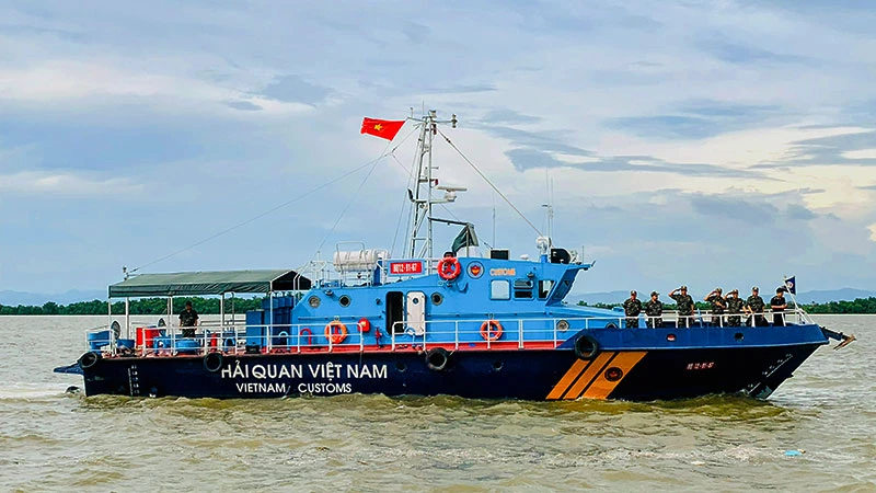 Lực lượng Hải quan Hải Phòng tuần tra trên khu vực cảng biển Hải Phòng.