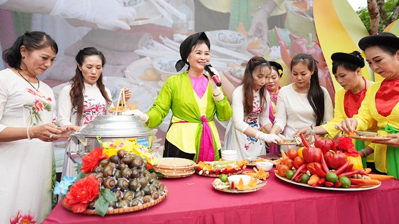 Giới thiệu ẩm thực truyền thống tại Liên hoan Văn hóa ẩm thực đất Tổ năm 2023. (Ảnh: VIỆT DŨNG)