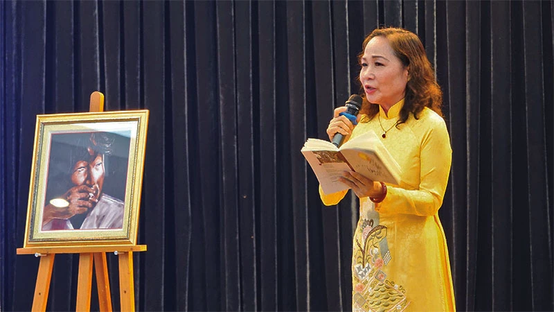 Nghệ sĩ Nhân dân Trịnh Thúy Mùi diễn ngâm bài thơ “Gửi quần đảo Trường Sa” của nhà thơ Đỗ Nam Cao.