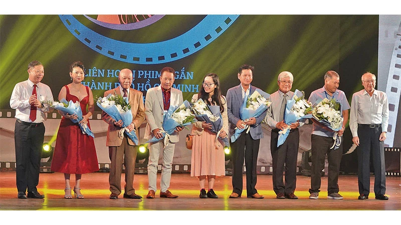 Lãnh đạo thành phố tặng hoa cho các thành viên Ban giám khảo vòng sơ khảo Liên hoan Phim ngắn TP Hồ Chí Minh.