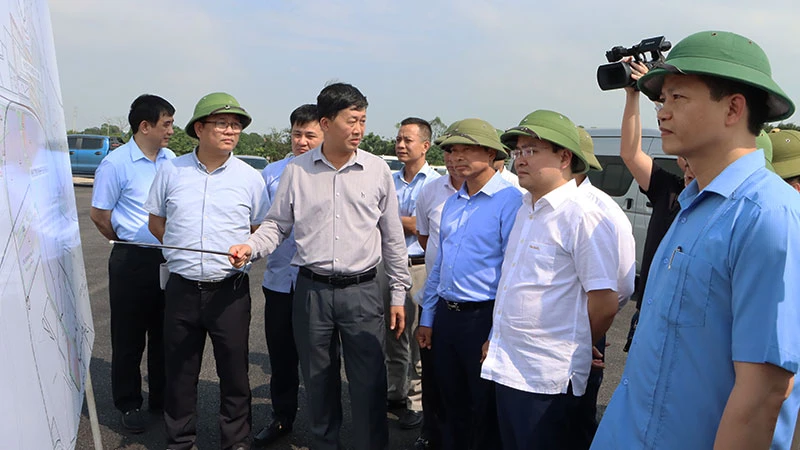 Đồng chí Nguyễn Anh Tuấn (thứ hai từ phải qua) thăm, kiểm tra tiến độ dự án đường 285B.