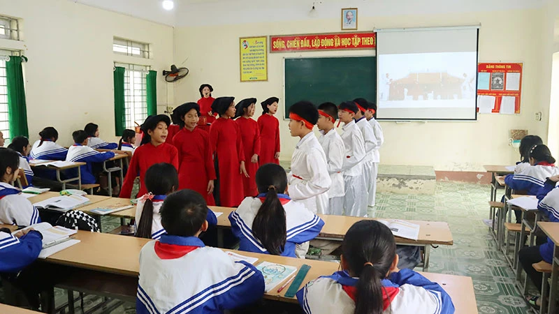 Biểu diễn hát Xoan trong giờ học nội dung giáo dục địa phương tại Trường THCS Đồng Thịnh, huyện Yên Lập, tỉnh Phú Thọ.