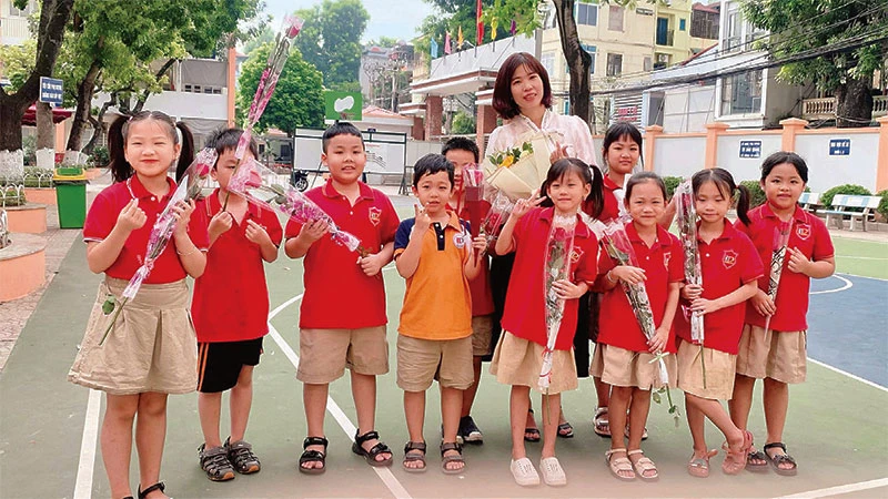 Cô Lê Thị Na Sa (Trường tiểu học Nghĩa Dũng, quận Ba Đình) có nhiều sáng tạo trong phương pháp giáo dục để thu hút học sinh tiểu học.