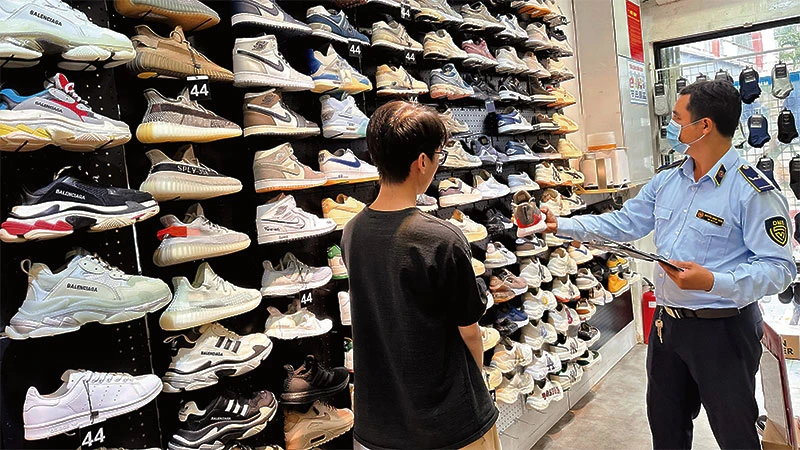 Đội Quản lý thị trường số 4 phát hiện nhiều giày, dép không có hóa đơn chứng từ tại một cửa hàng trên địa bàn phường Tân Định, Quận 1. (Ảnh: CỤC QUẢN LÝ THỊ TRƯỜNG)