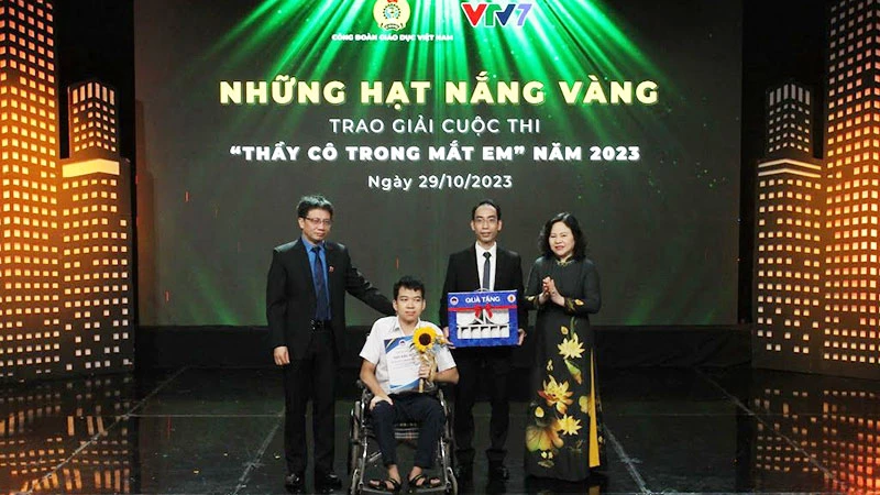 Tác giả Nguyễn Minh Kiệt và thầy giáo Nguyễn Ngọc Quân nhận giải đặc biệt cuộc thi “Thầy cô trong mắt em” năm 2023. (Ảnh: THANH HÀ)