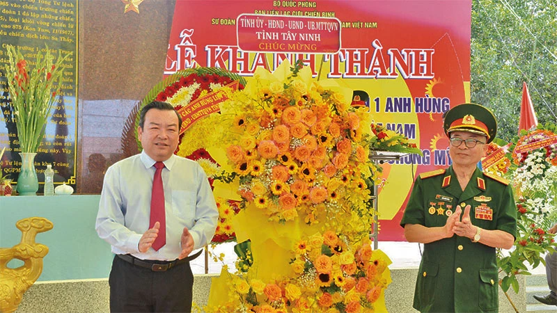 Phó Bí thư Thường trực Tỉnh ủy Tây Ninh Phạm Hùng Thái (bên trái) tại lễ khánh thành “Đài Vinh danh chiến công-Tưởng niệm Anh hùng liệt sĩ” của Sư đoàn 1.