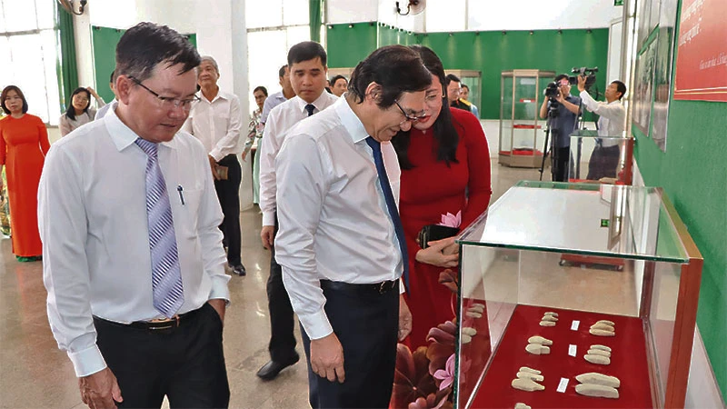 Các đại biểu xem bộ sưu tập đàn đá Bình Đa được công nhận Bảo vật quốc gia, đang lưu giữ tại Bảo tàng Đồng Nai.