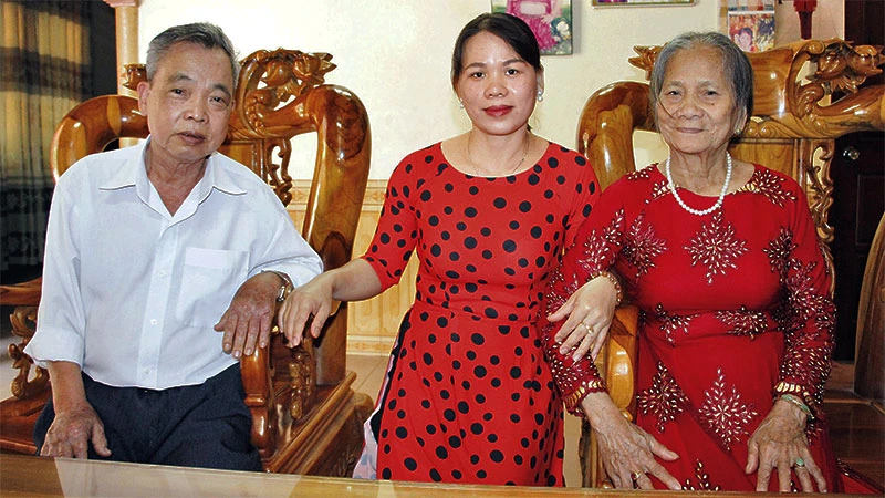 Thầy Thởi cùng vợ và con gái, cũng là đồng nghiệp nghề giáo.