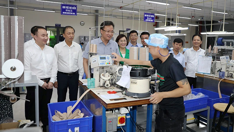 Bí thư Tỉnh ủy Hưng Yên Nguyễn Hữu Nghĩa thăm dây chuyền sản xuất tại Công ty TNHH Công nghiệp Texco.