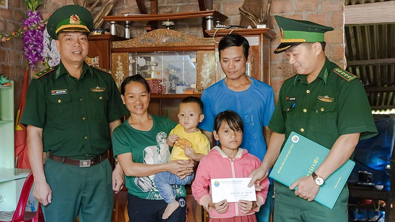 Cán bộ Biên phòng tỉnh Kon Tum thăm, tặng quà con nuôi của đơn vị.