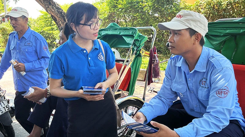 Tuyên truyền chính sách bảo hiểm xã hội tự nguyện cho người lao động của Nghiệp đoàn xích-lô văn hóa thành phố Hội An (Quảng Nam).