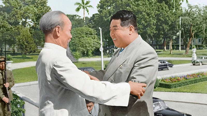 Chủ tịch Hồ Chí Minh đón tiếp Chủ tịch Kim Nhật Thành tại Phủ Chủ tịch, tháng 11/1958. (Ảnh: ĐẠI SỨ QUÁN TRIỀU TIÊN)