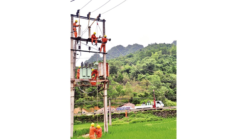 Công nhân điện lực kéo đường dây điện đến các thôn, bản vùng khó khăn, vùng biên giới của huyện Lộc Bình (Lạng Sơn).