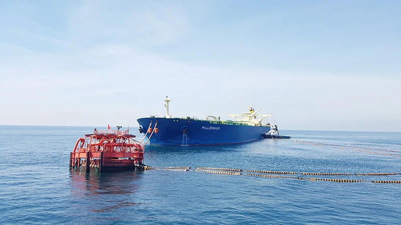 Lai dắt tàu cập nơi neo đậu, trung chuyển dầu thô cho Nhà máy Lọc hóa dầu Nghi Sơn.