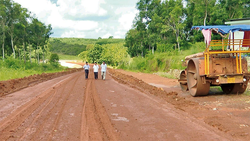 Nhân dân hiến đất làm tuyến đường liên xã huyện Phú Riềng.