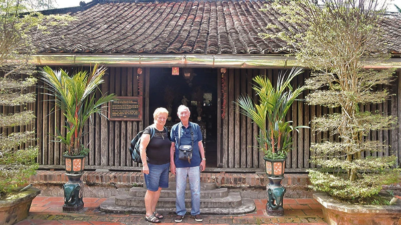 Du khách Tây Ban Nha tham quan nhà cổ của gia đình ông Trần Tuấn Kiệt.