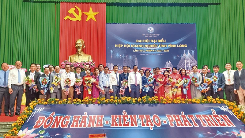 Lãnh đạo tỉnh Vĩnh Long tặng hoa chúc mừng Ban Chấp hành Hiệp hội Doanh nghiệp tỉnh nhiệm kỳ mới.