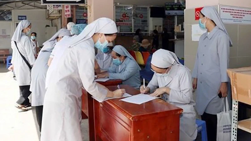 Nữ tu Công giáo hỗ trợ phòng chống dịch Covid-19 tại một bệnh viện ở Quận 11, Thành phố Hồ Chí Minh năm 2021. (Ảnh: Văn phòng Hội đồng Giám mục Việt Nam)