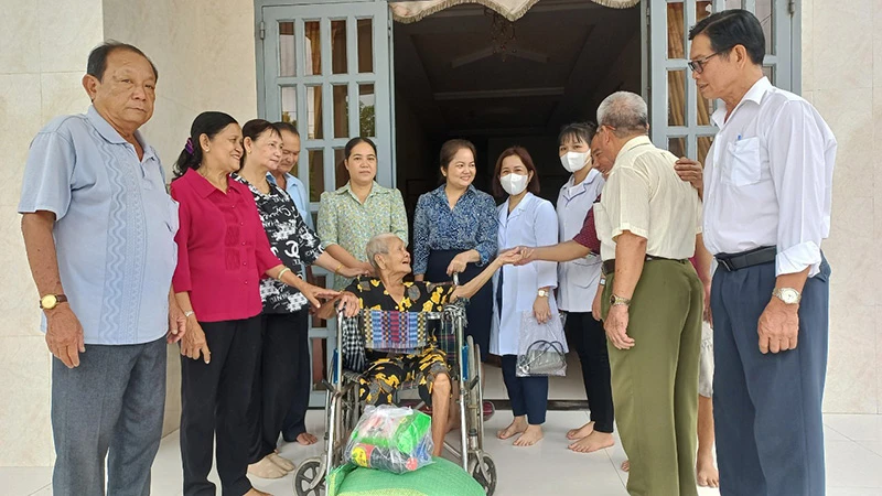 Hội Người cao tuổi xã Phú An (thị xã Bến Cát, tỉnh Bình Dương) thăm, tặng quà, khám bệnh cho người cao tuổi.