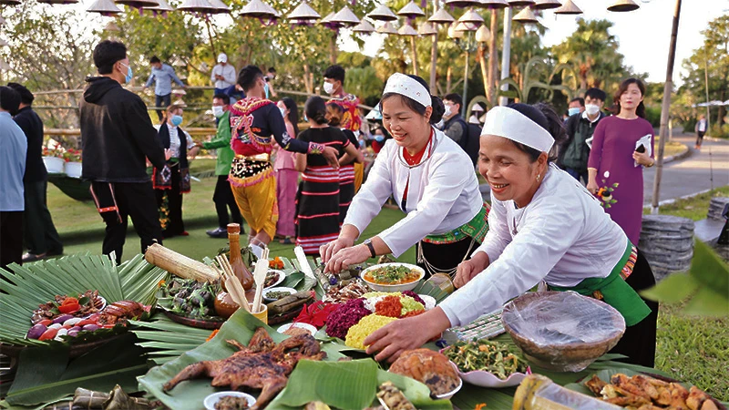 Đồng bào Mường giới thiệu các món ẩm thực độc đáo của mình.