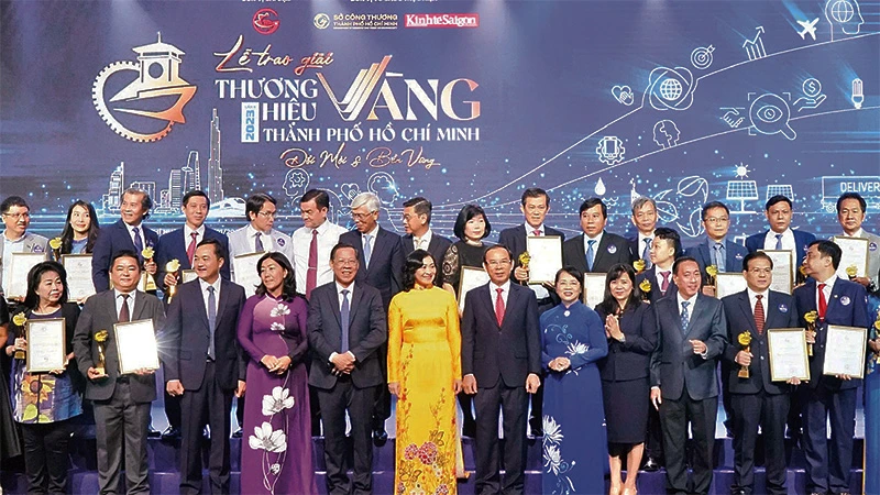 Bí thư Thành ủy Thành phố Hồ Chí Minh Nguyễn Văn Nên (hàng đầu, người thứ bảy từ phải sang) cùng các doanh nghiệp đoạt giải.