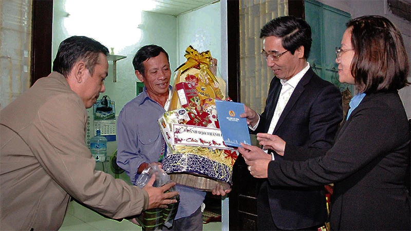 Lãnh đạo Liên đoàn Lao động TP Đà Nẵng thăm và trao quà Tết tặng công nhân tại các khu nhà trọ.