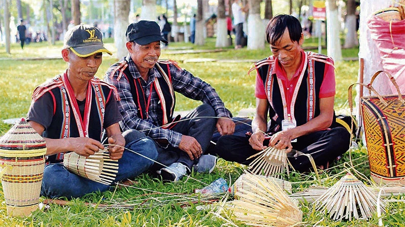 Nghệ nhân xã Ia Pết (huyện Đắk Đoa) trình diễn kỹ thuật đan lát tại Ngày hội sắc màu văn hóa Gia Lai.