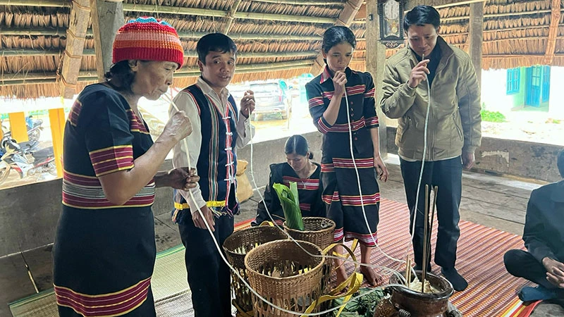 Anh Son Phet (thứ hai từ trái qua) cùng người thân thăm Tết, giao lưu cùng người quen ở xã Đắc Tôi, huyện Nam Giang.