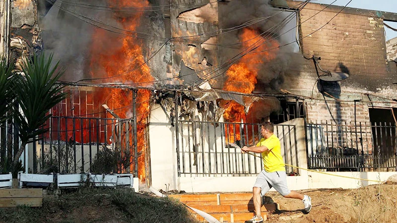 Cháy rừng thiêu rụi nhiều ngôi nhà ở miền trung Chile. (Ảnh: REUTERS)