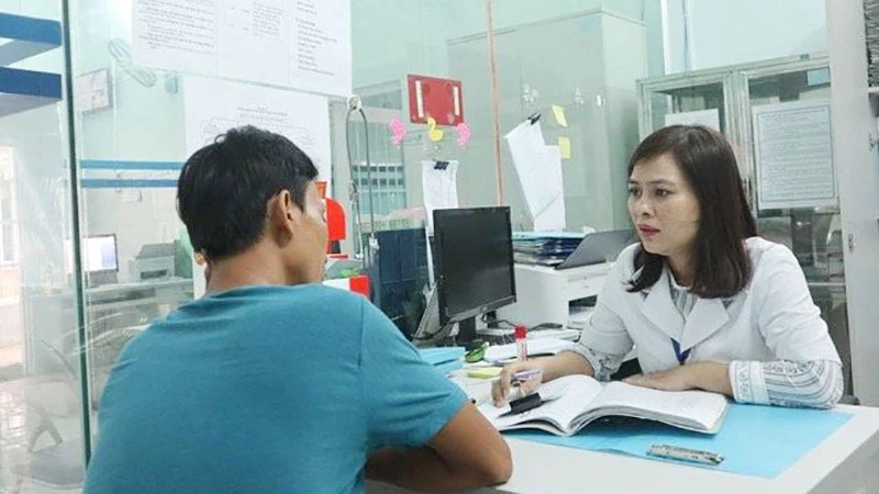 Tư vấn điều trị cho người nhiễm HIV/AIDS trên địa bàn tỉnh Khánh Hòa. (Ảnh: TRUNG TÂM KIỂM SOÁT BỆNH TẬT TỈNH KHÁNH HÒA)
