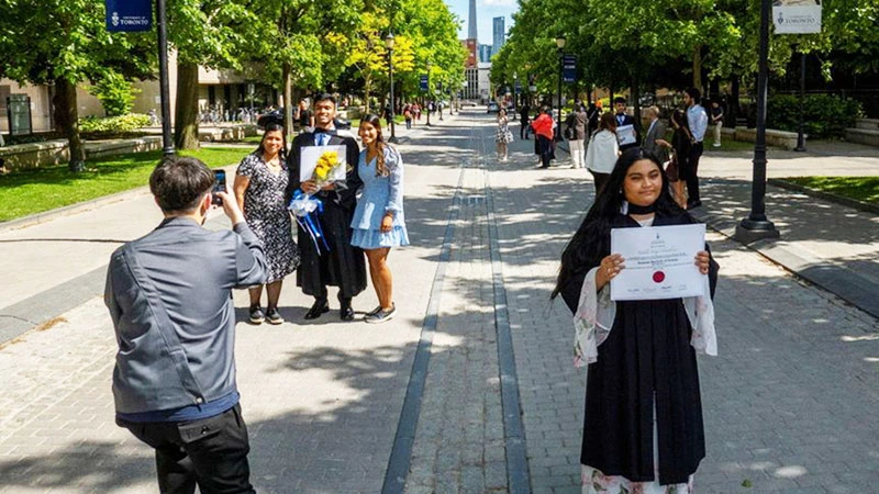 Sinh viên chụp ảnh tại Đại học Toronto, Canada. (Ảnh: REUTERS)