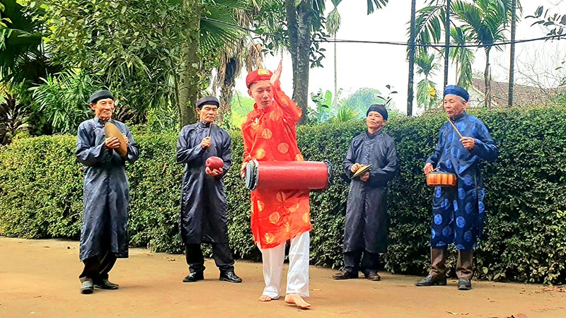 Biểu diễn hát sắc bùa của Câu lạc bộ dân ca huyện Minh Hóa.